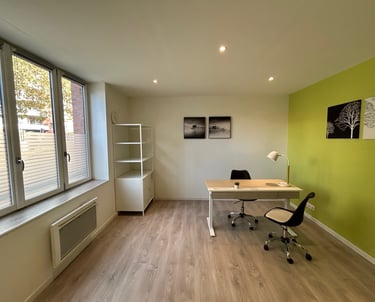 Bureau au rez-de-chaussée de chaussé équipé avec mobilier et une grande fenêtre