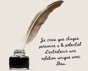 Plume dans un encrier avec une citation inspirante sur la relation avec Dieu.