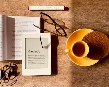 Une tablette et un livre sur une table