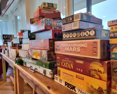 Een tafel vol met bordspellen