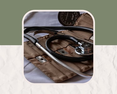 Estetoscópio preto com estojo de couro marrom