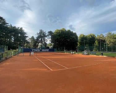 Uomo giocando a tennis, Campo da tennis in terra rossa presso il Centro Tennis Aeronautica, Milano.