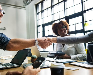 um homem e uma mulher apertando as mãos