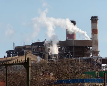 uma fábrica com fumaça saindo da chaminé