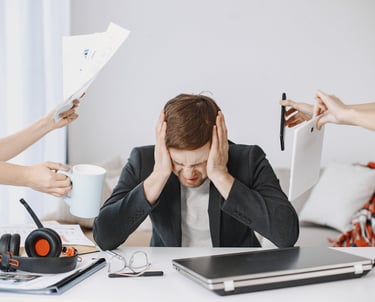 homme stressé au travail, trop sollicité