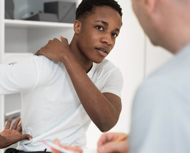 jeune homme soufrant de douleurs à l'épaule