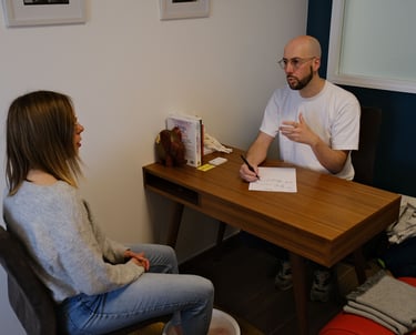 Échange entre thérapeute et client pour donner du sens aux douleurs chroniques