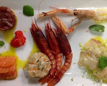 Un trionfo di mare: tonno, salmone, gamberi rossi, scampi e ricciola, avvolti in un filo d’olio EVO 