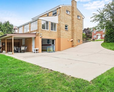 Perfect for groups or families: modern vacation home near downtown Pittsburgh offering luxurious mat