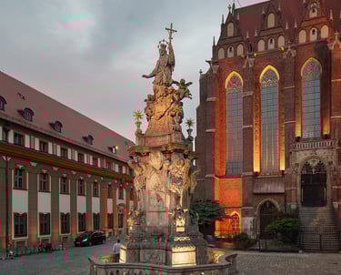 nocny pogląd na pomnik Jana nepomucena we Wrocławiu