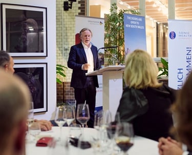 Philip Green hält eine Rede bei einem Abendessen in der australischen Botschaft in Berlin.