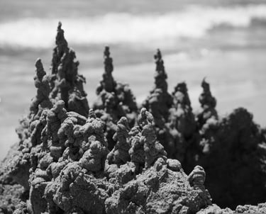 Pequeñas montañas irregulares de arena en la playa