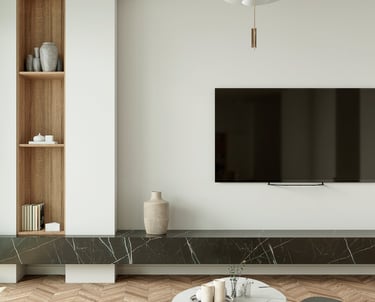 Un salon avec une télévision et une grande télévision