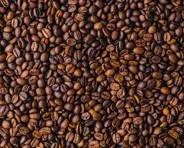 Granos de café tostados de alta calidad, producidos por una cooperativa agrícola colombiana