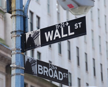 Letrero vial que indica donde queda wall street