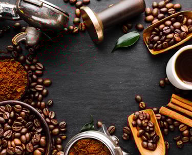 Diferentes tipos de cafe como en polvo, granos, liquido