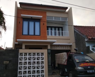 rumah fasad simple dengan sentuhan pasangan grc woodplank