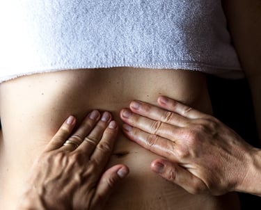 Massage du ventre belly révolution à deux mains sur la partie abdominale