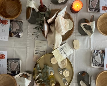 Vue sur la table préparée pour les ateliers bien-être avec les produits Belles Soeurs