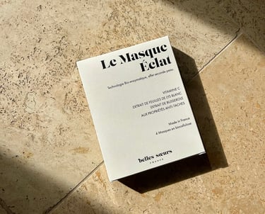 Une boite de masque éclat belle soeur sur des dalles en pierre beiges