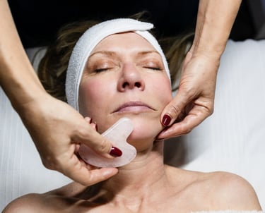 Un massage kobido du visage réaliser avec une pierre gua sha