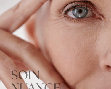 beau visage de femme aux yeux bleus avec quelques rides autour des yeux