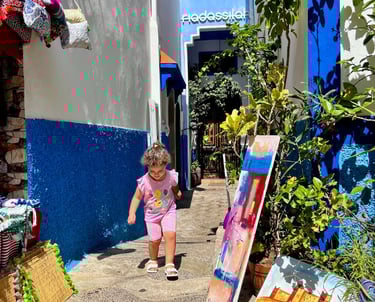 bimba che corre tra i vicoletti, reportage