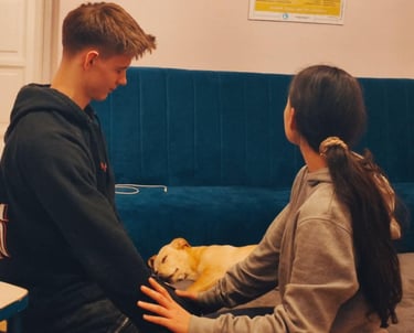 Kobieta wykonująca test mięsniowy mężczyźnie