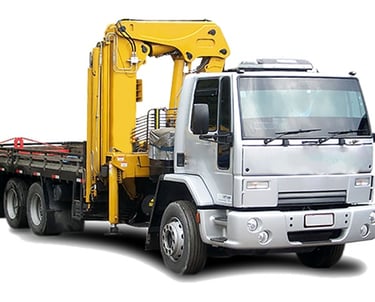 Caminhão Munck 10 toneladas movimentando máquinas industriais