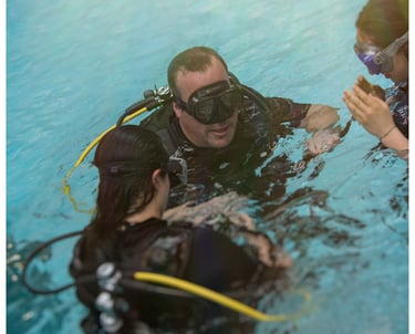 Tauchlehrer im Pool mit Schüler
