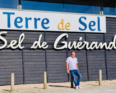 Photo du représentant de l'entreprise événement crêpes devant un établissement local de Guérande