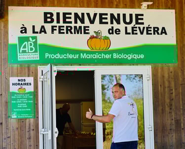 Photo du représentant de l'entreprise événement crêpes devant la ferme de Lévéra à Guérande