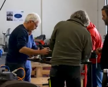 groupe de stagiaires durant l'initiation à la fonderie réalisé par mikacreations à l'alternateur 