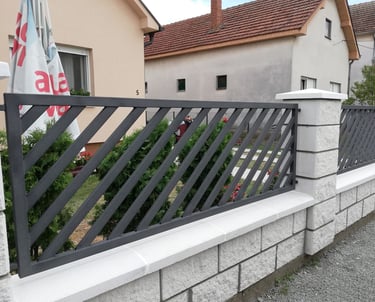 drvometal, drvo metal, nameštaj, police, stolovi, stolice, ograde, ograda, kapija