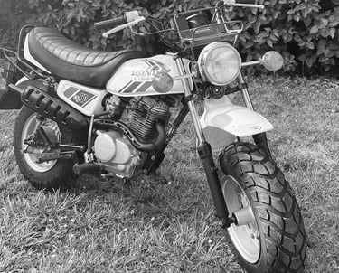Moto Honda d’occasion, modèle ancien, idéale pour un projet de restauration mécanique