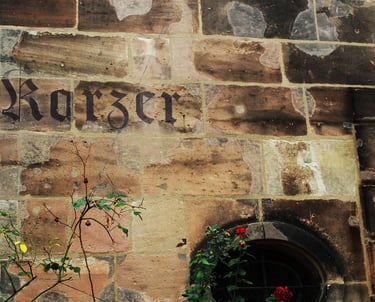 Historischer Karzer-Schriftzug an einer Sandsteinwand in Erlangen