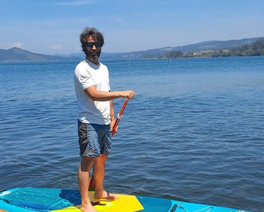 Chico sobre paddle surf