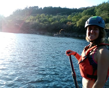 chica sobre paddle surf