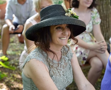 Expression souriante d'un invitée durant la cérémonie laïque en Provence