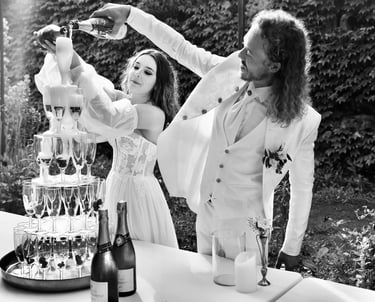 Les mariés avec le champagne en noir et blanc