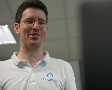 Employé souriant analysant des nouvelles données sur l'ordinateur