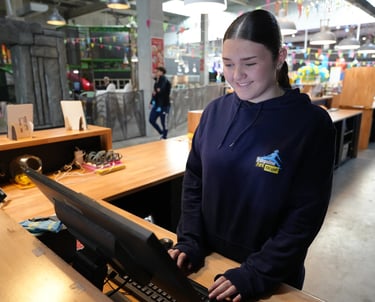 Employée à la reception de l'entreprise de loisir