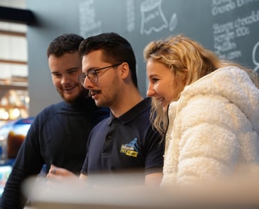 Employés à la réception devant l'ordinateur