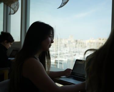 Salariés travaillant en entreprise devant le port de la ville de Marseille
