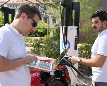 Employés devant une station de recharge électrique