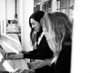 Salariées travaillant ensemble dans l'open space
