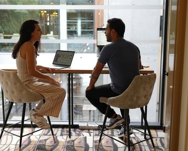 Salariés travaillant ensemble dans le bureau lumineux