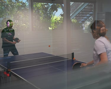 Moment de détente avec les employés autour d'un ping pong improvisé à côté de l'open space