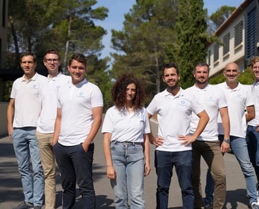 Photo illustrant une équipe de salariés à l'extérieur de l'entreprise
