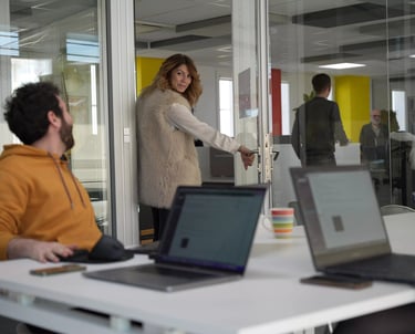 Grande salle de réunion avec les salariés dans l'open space